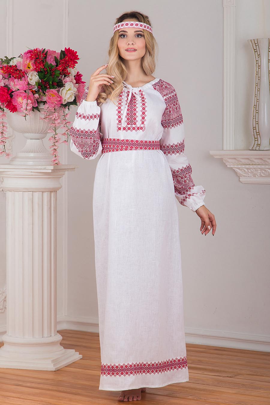 Women in Slavic costumes in Santos