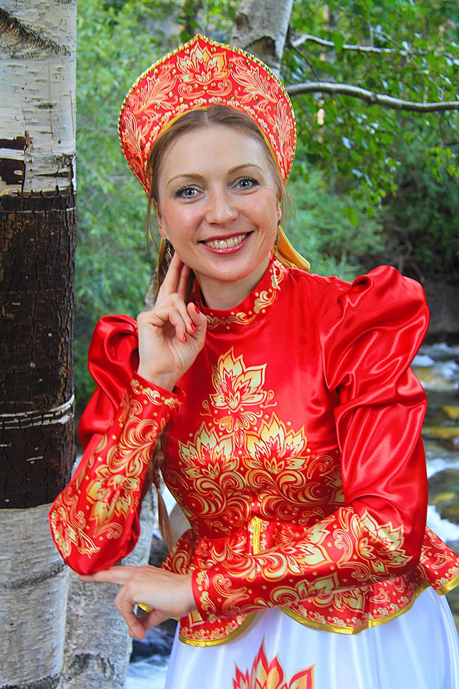 Women in Slavic costumes in Santos