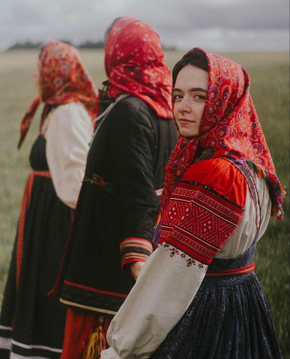 Women in Slavic costumes in Santos