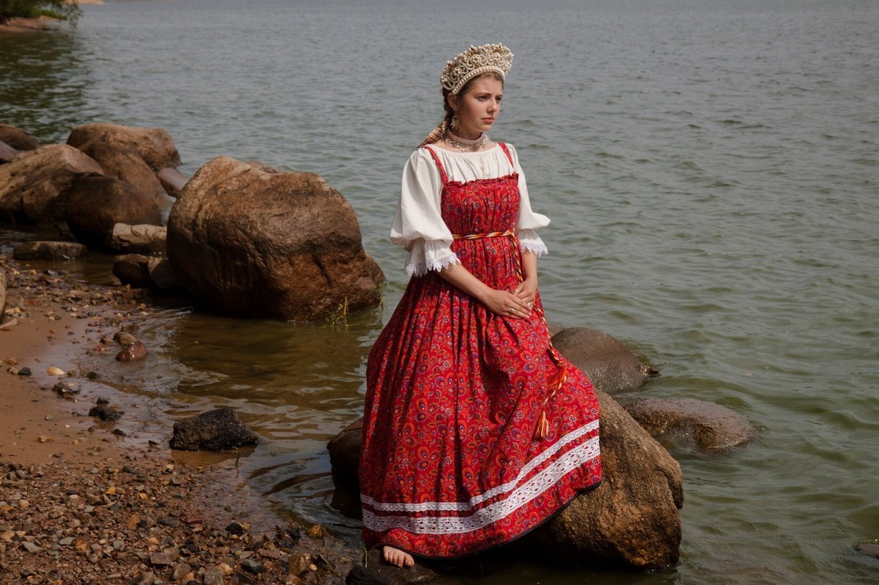 Women in Slavic costumes in Santos