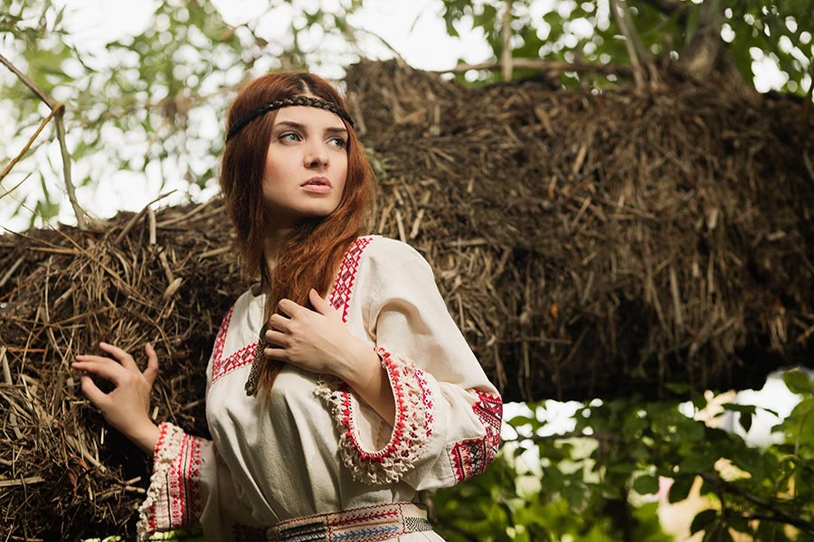Women in Slavic costumes in Santos