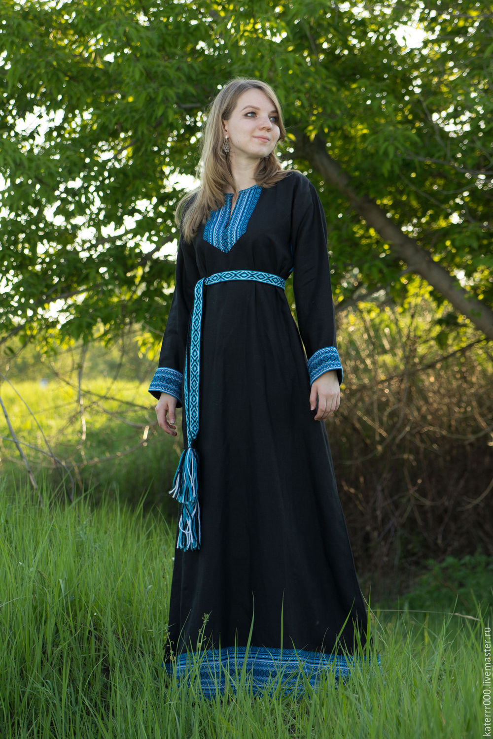 Women in Slavic costumes in Santos