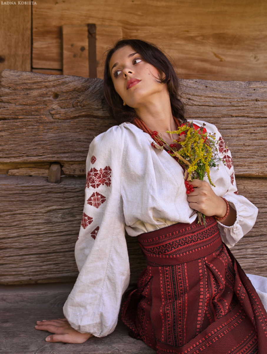 Girls in Slavic costumes in Santos