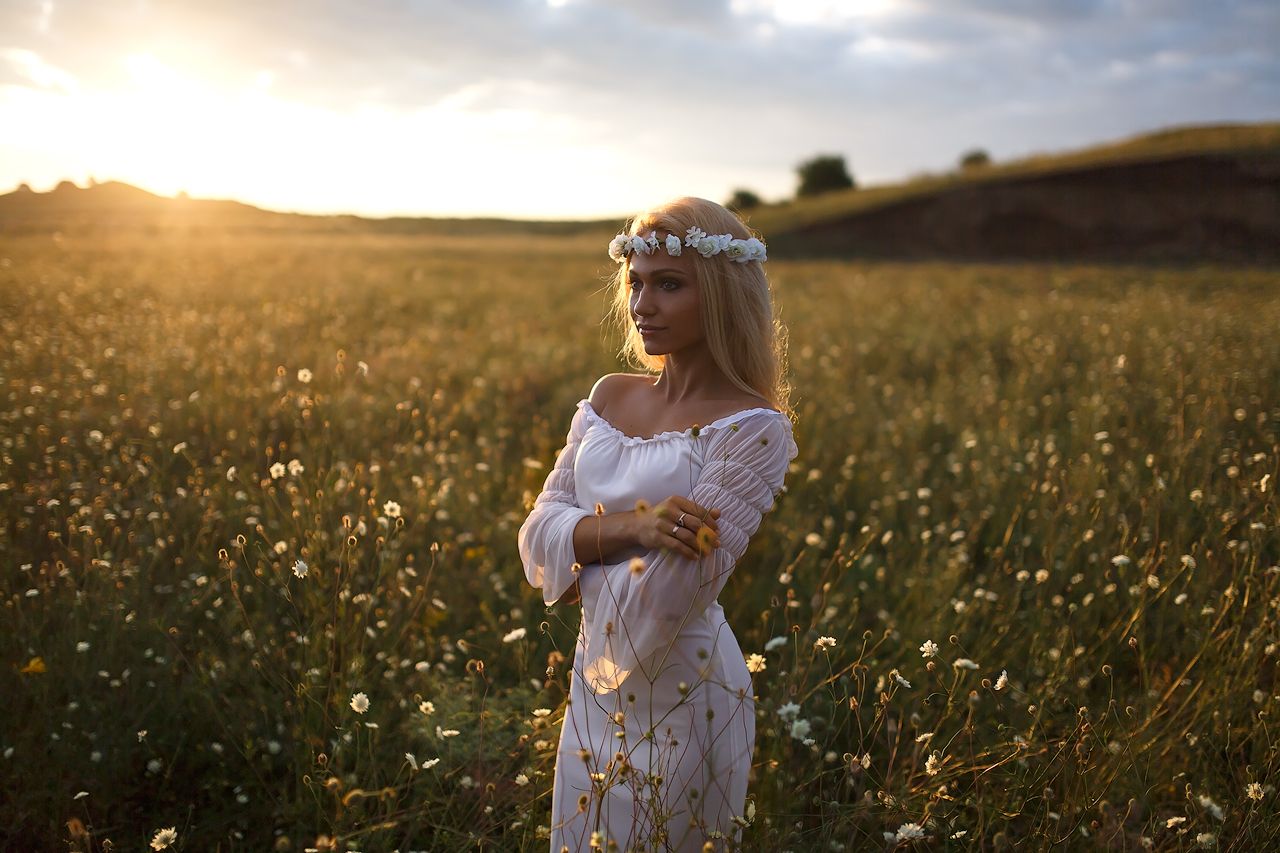 Girls in Slavic costumes in Santos