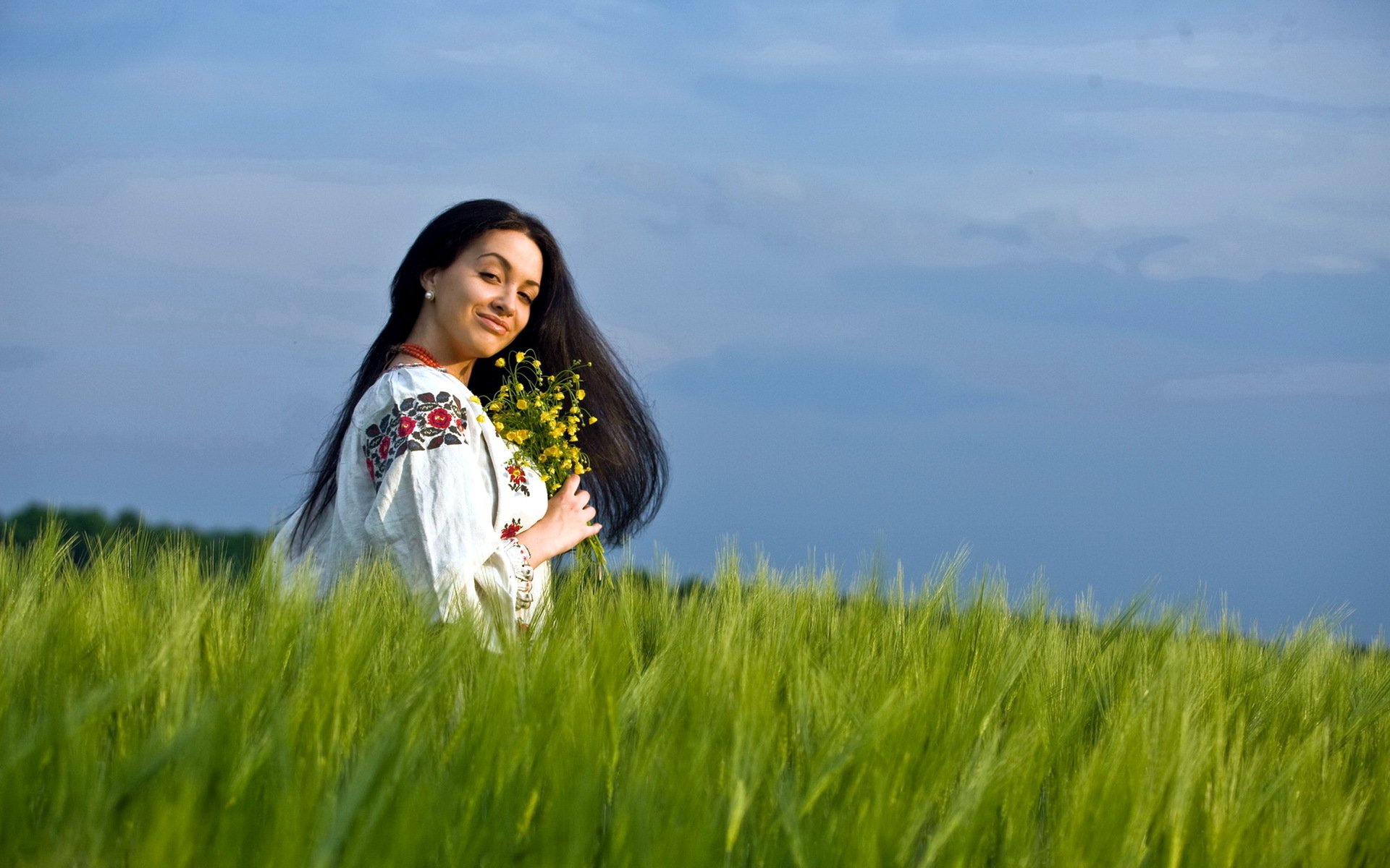 Girls in Slavic costumes in Santos