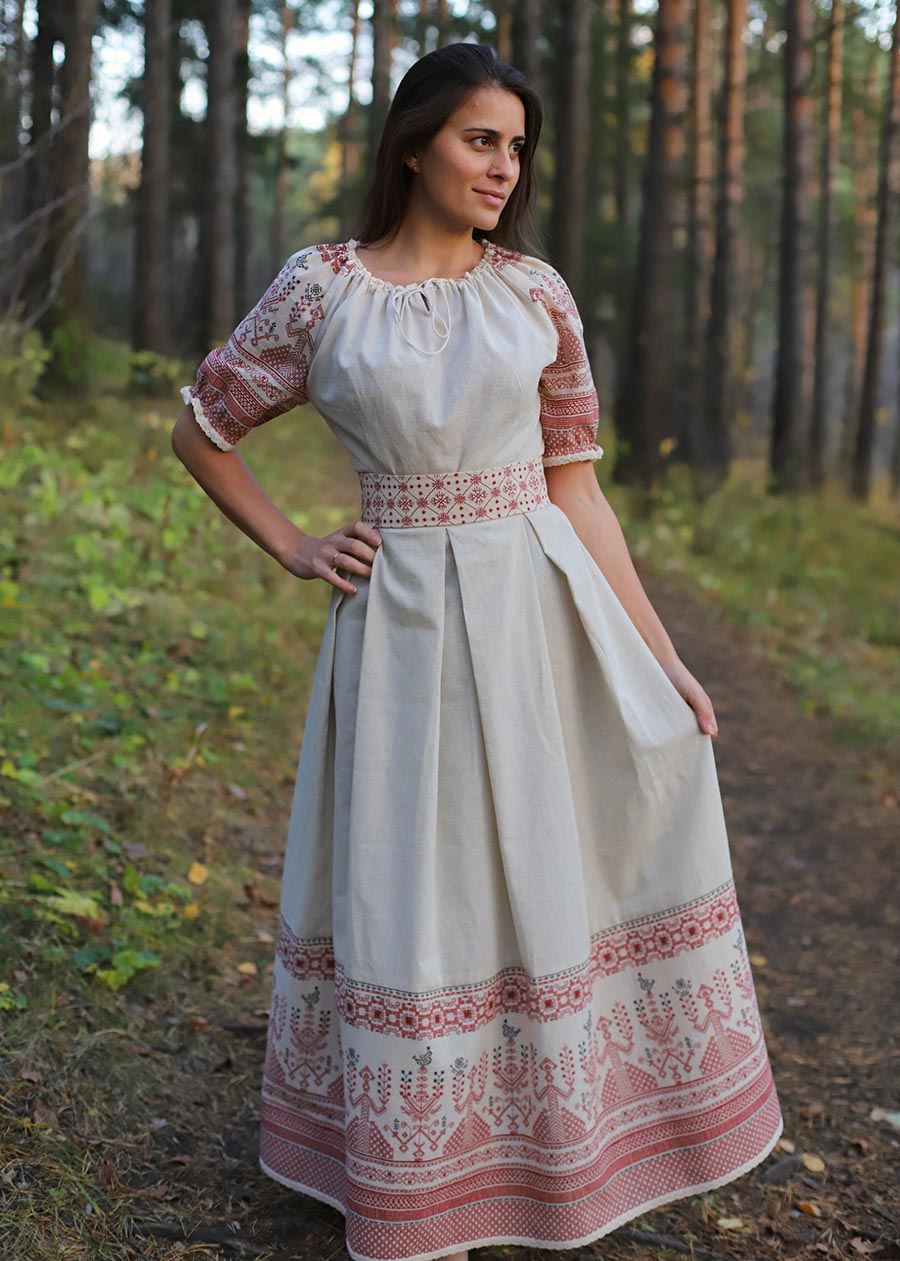 Girls in Slavic costumes in Santos