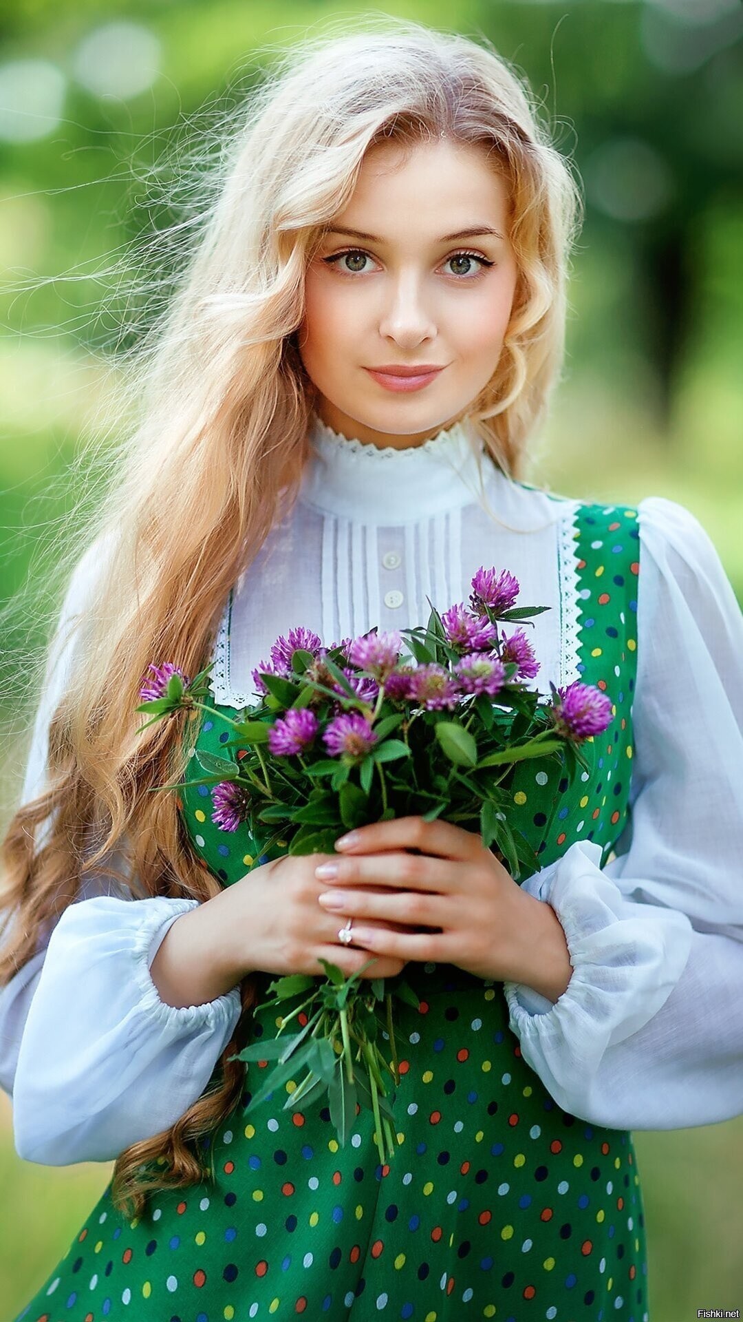 Girls in Slavic costumes in Santos
