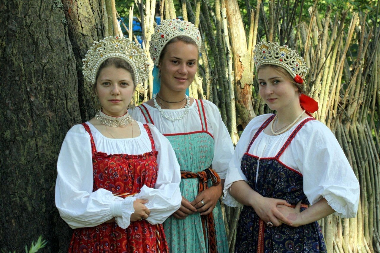Sexy model Girls in Slavic costumes in Santos