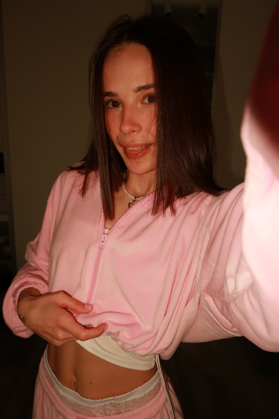 Tina brings the glow — live moments in Santos